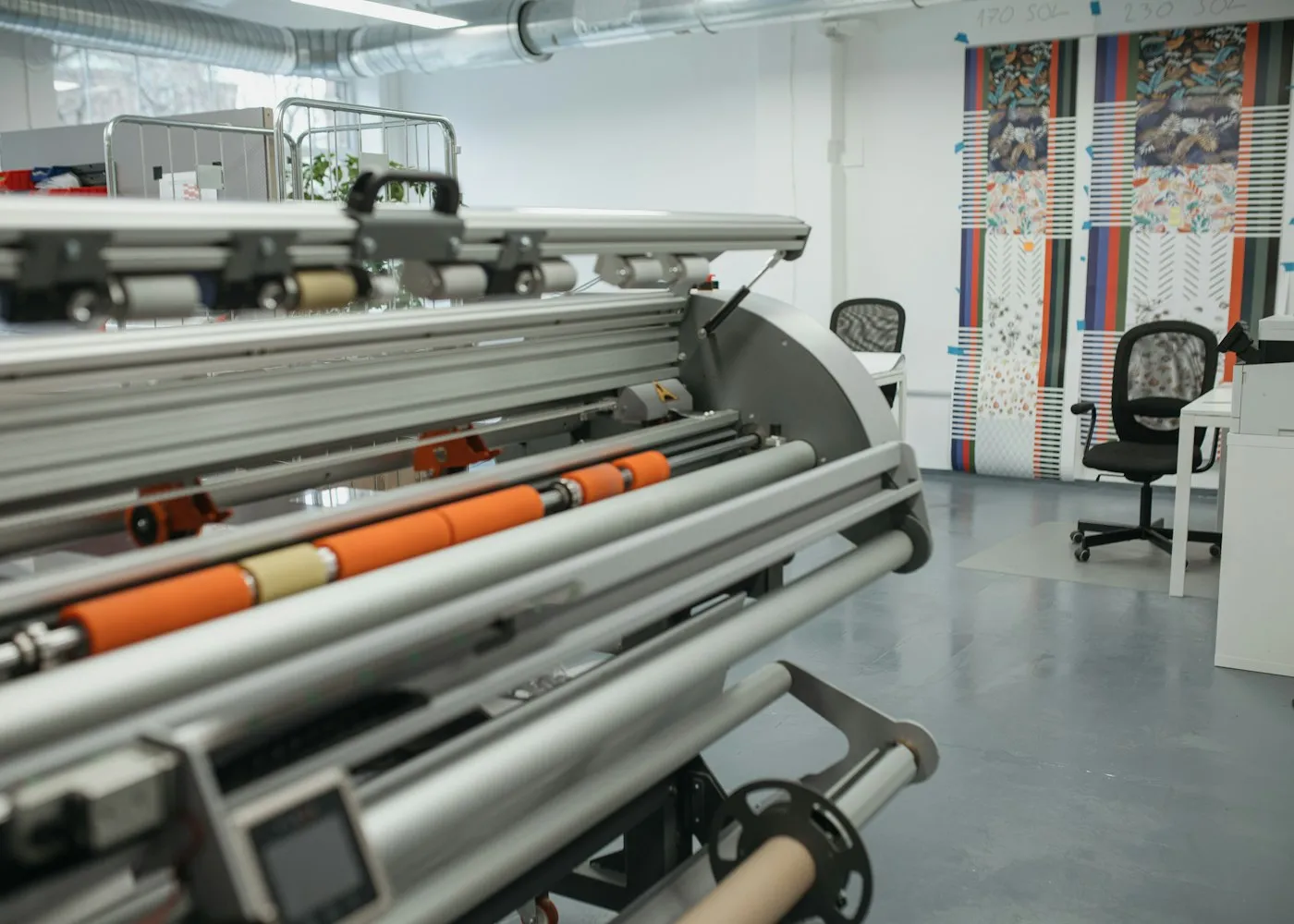 Equipamento de conversão de bobinas de papel em operação na linha de produção
