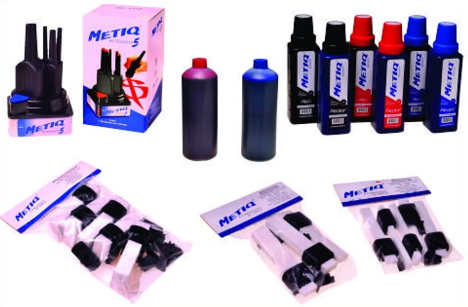 Tintas e kit de pincéis para cartazes