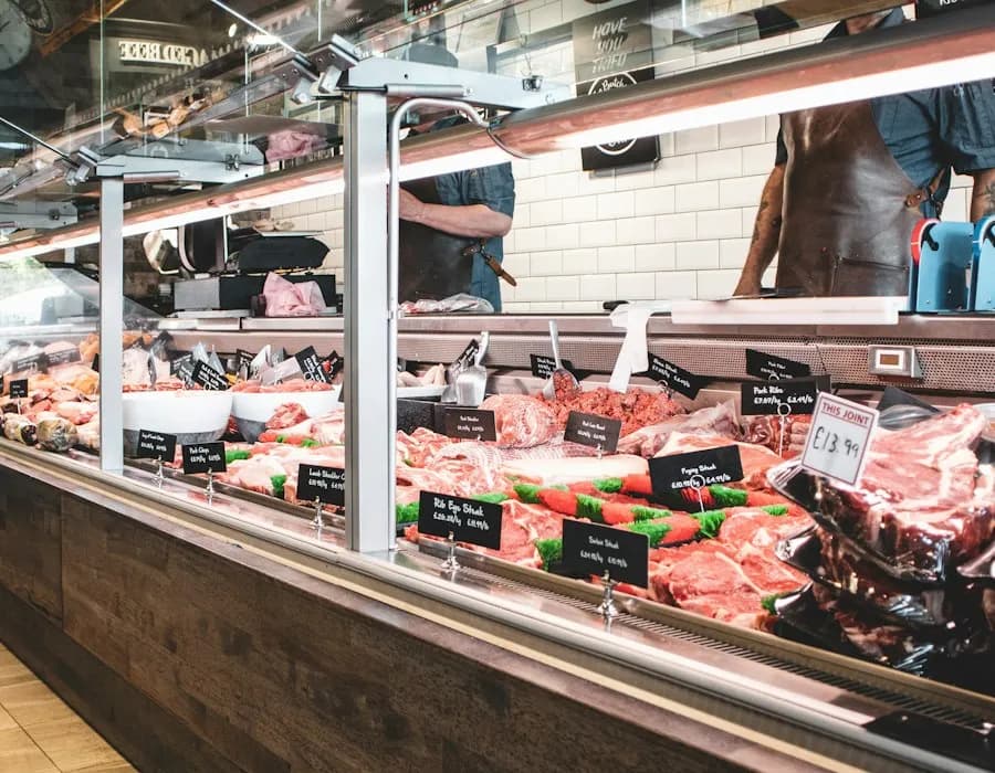 Balcão refrigerado de açougue com cortes de carne embalados e identificados
