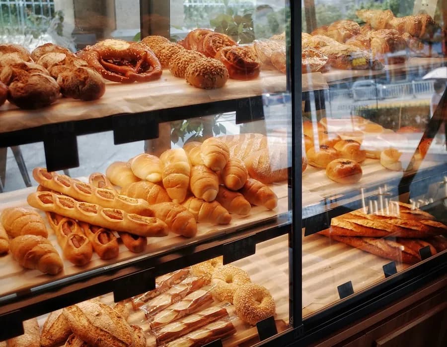 Vitrine de padaria com pães e salgados expostos